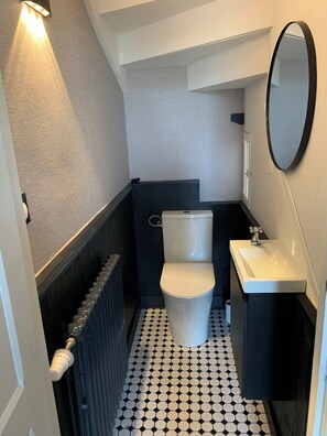 Haartrockner, Handtücher, Toilettenpapier