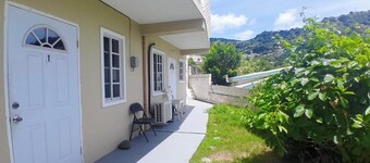 5 mins walk from Kingstown! Private 1-bedroom apartment with AC. Pet-Friendly!