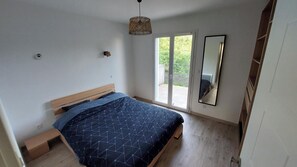 3 bedrooms, iron/ironing board, WiFi, bed sheets