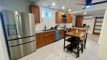 Microondas, horno, placa de cocina y lavavajillas