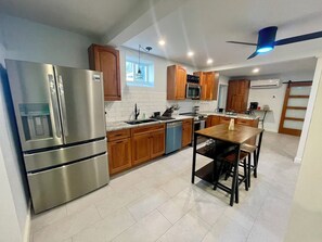 Microones, forn, placa de cuina i rentaplats 