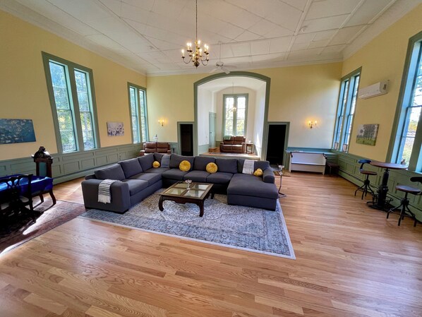 TV - Historic Greek Revival Gathering House (Killingly)