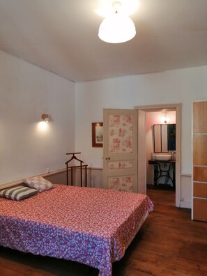 5 Schlafzimmer, Schreibtisch, Bügeleisen/Bügelbrett, Reisekinderbett