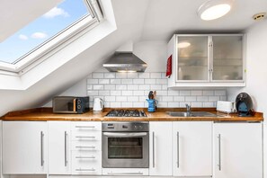 Kühlschrank, Mikrowelle, Kochgeschirr/Geschirr/Besteck