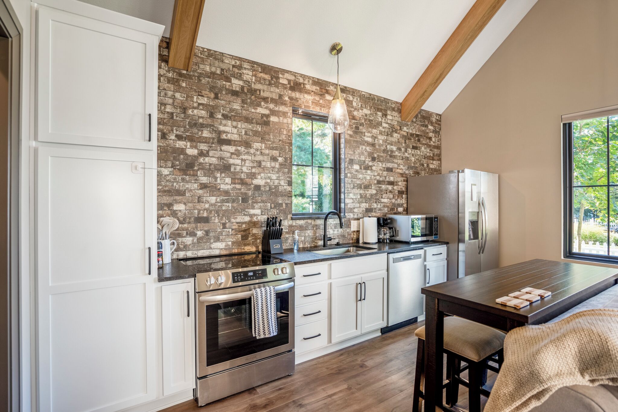 Jääkaappi, mikroaaltouuni, uuni, liesi