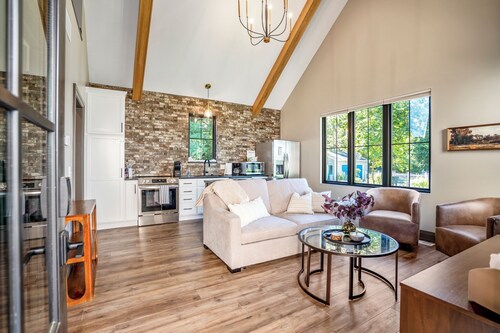 Stay in luxury at our brand-new downtown Bowling Green retreat. This high-end custom build features designer furnishings, soaring ceilings, and a private backyard oasis complete with a custom putting green and outdoor lounge space.