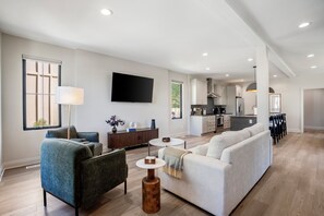 Smart TV - Brand-new luxury home in downtown Bowling Green, steps from BGSU. Stylish interiors, gourmet kitchen, and a unique backyard with a custom putting green. Perfect for alumni visits, game days, or weekend getaways. (Bowling Green)