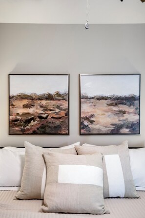 Iron/ironing board, free WiFi, bed sheets - Brand-new luxury home in downtown Bowling Green, steps from BGSU. Stylish interiors, gourmet kitchen, and a unique backyard with a custom putting green. Perfect for alumni visits, game days, or weekend getaways. (Bowling Green)