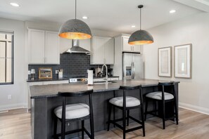 Kjøleskap, mikrobølgeovn, ovn og kokeplater