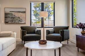 Smart TV - Brand-new luxury home in downtown Bowling Green, steps from BGSU. Stylish interiors, gourmet kitchen, and a unique backyard with a custom putting green. Perfect for alumni visits, game days, or weekend getaways. (Bowling Green)