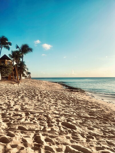 Spacious 5-Bedroom Retreat – Sleeps 10 (+ Optional Apartment for 2 More!)