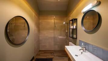 Een douche, een haardroger, handdoeken, toiletpapier