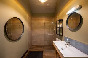 Een douche, een haardroger, handdoeken, toiletpapier