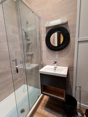 Een douche, een haardroger, handdoeken, toiletpapier