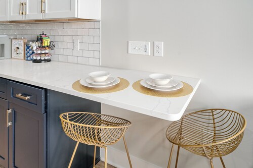 Luxe Downtown Suite with King Bed, Smart TVs & Free Parking