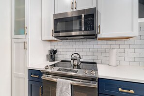 Mikrobølgeovn, ovn, kokeplater og oppvaskmaskin