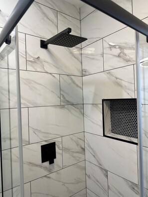 Haartrockner, Handtücher, Seife, Toilettenpapier