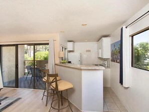 Kjøleskap, mikrobølgeovn, kokeplater og oppvaskmaskin