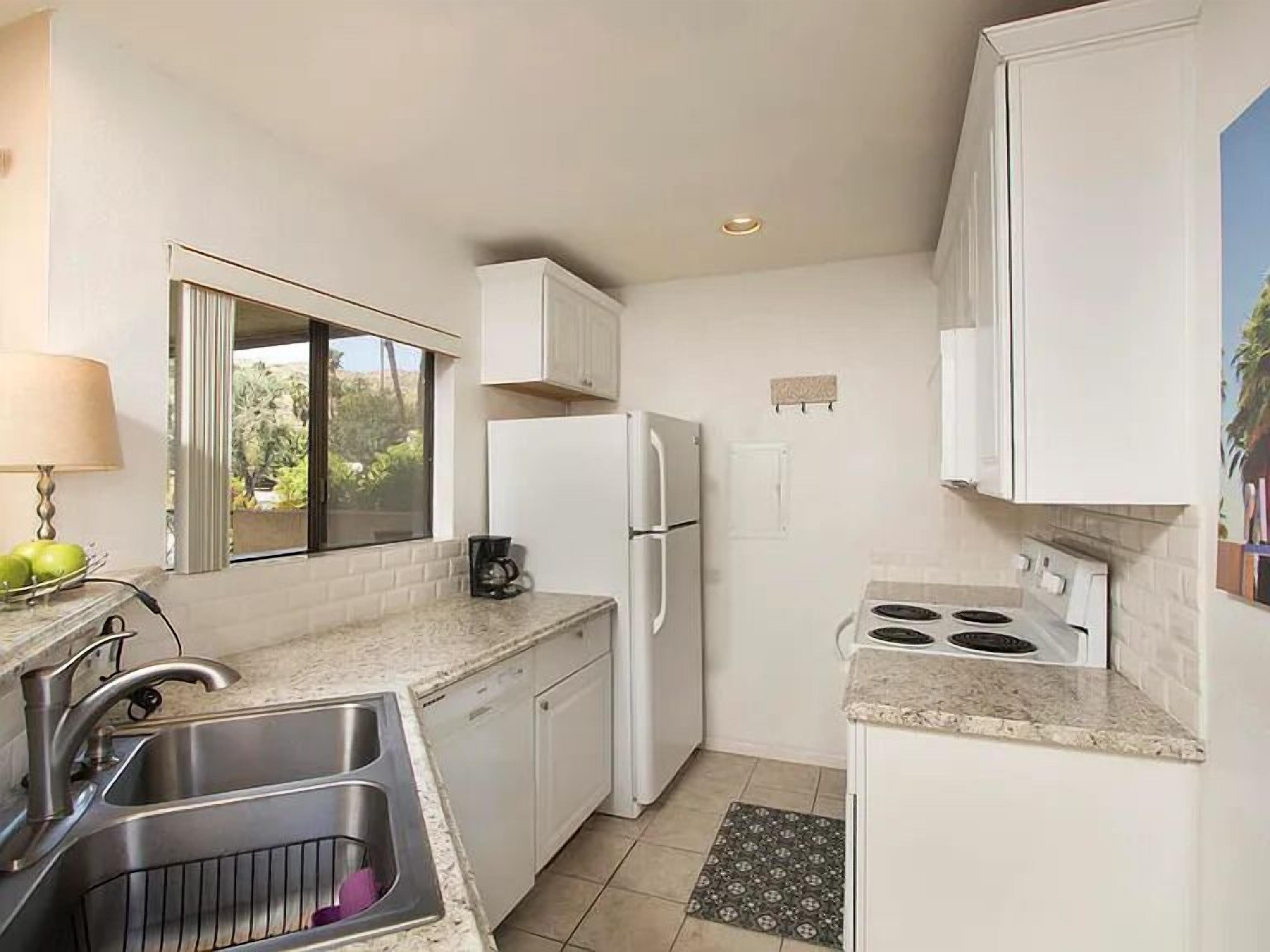 Frigorífic, microones, placa de cuina i rentaplats 