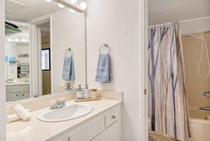 Hair dryer, towels - Palm Springs Golf and Tennis Club Condo Budget-friendly Vacation Rental (Palm Springs)