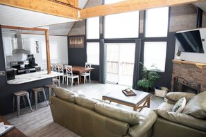 TV connectée, cheminée, jeux vidéo, baby-foot