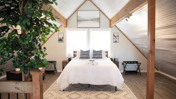 3 habitaciones, escritorio y tabla de planchar con plancha