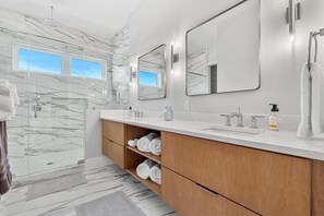 Een haardroger, handdoeken