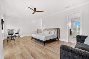 3 slaapkamers, een bureau, een strijkplank/strijkijzer, wifi