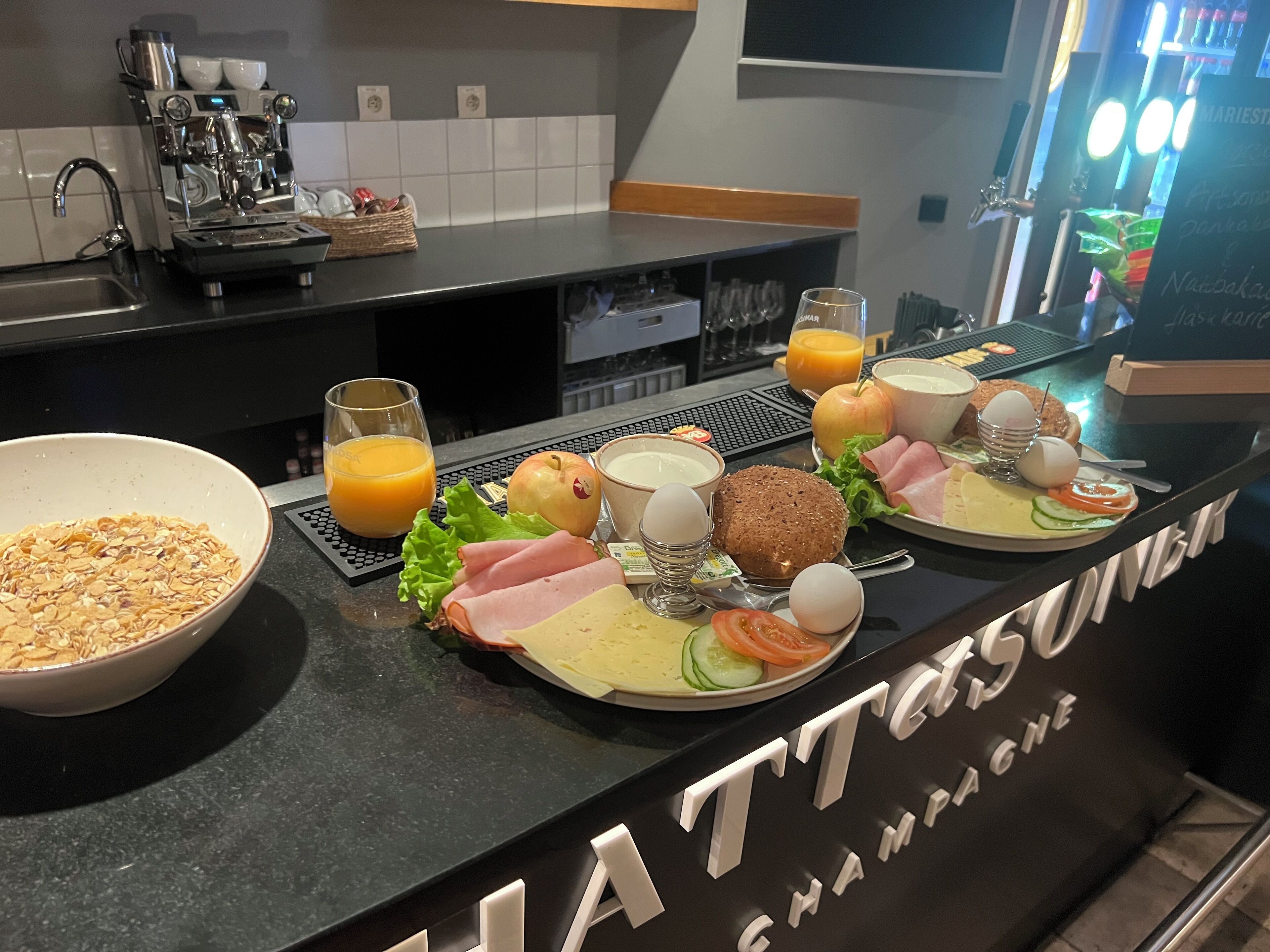 Der serveres morgenmad, frokost og lokale og internationale retter