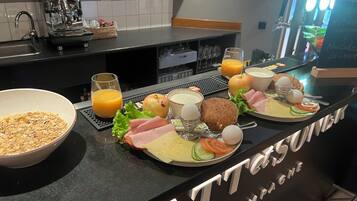 Der serveres morgenmad, frokost og lokale og internationale retter