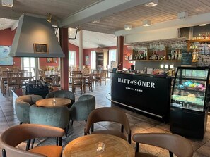 Golf course views, serves lunch and dinner - Ada Krog Hotell & Konferens (Trosa)