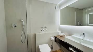 Haartrockner, Handtücher, Seife, Shampoo