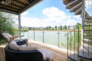 Terrace/patio - Howells Mere 16, Indian Summer - sleeps 4 guests in 2 bedrooms (Somerford Keynes)