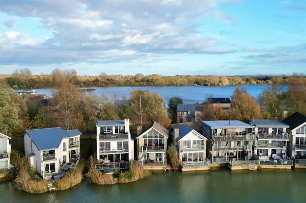 Exterior - Howells Mere 16, Indian Summer - sleeps 4 guests in 2 bedrooms (Somerford Keynes)