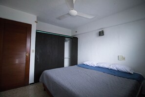 2 chambres, fer et planche  à repasser, accès Internet, draps fournis