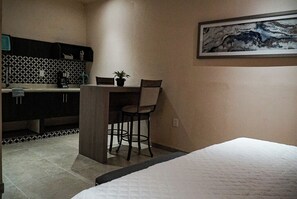 Comfort Suite | In-room safe, iron/ironing board, free WiFi