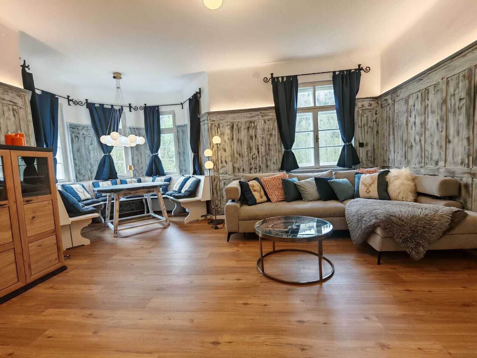 تلفزيون ذكي، مدفأة، كُتُب، طابعة