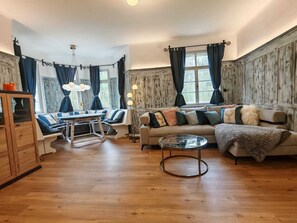 Älytelevisio, takka, kirjoja, tulostin