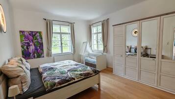 7 slaapkamers, een bureau, een strijkplank/strijkijzer, wifi (toeslag)