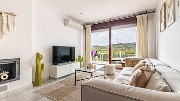 Una televisión, una mesa de tenis de mesa