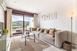 Una televisión, una mesa de tenis de mesa