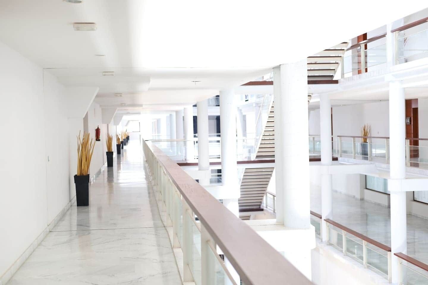 المنشأة من الداخل