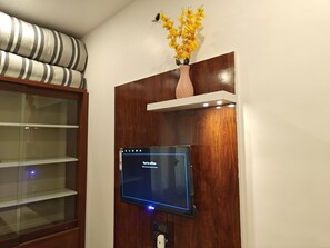 Luxury Villa | Rollaway beds, free WiFi, bed sheets