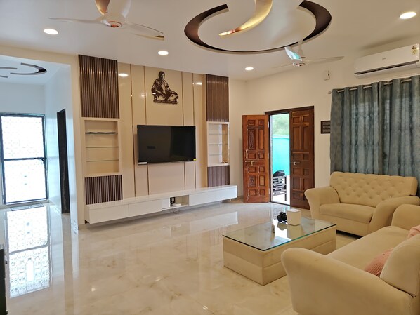 Luxury Villa | Living area | 32-inch flat-screen TV with cable channels - Pawna Ns4 villa (Mawal)