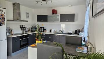 Een koelkast, een microgolfoven, een oven, een kookplaat