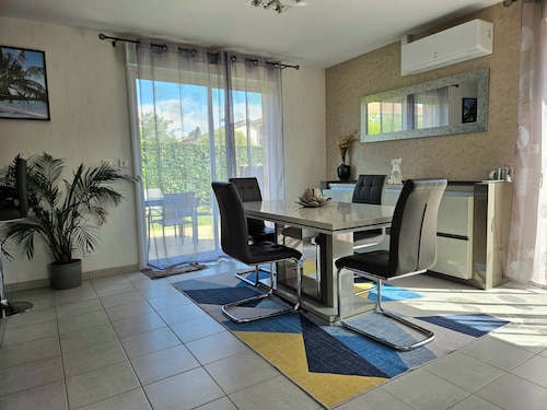 Villa 5* tout confort dans Bourg en Bresse, au calme avec piscine privée.