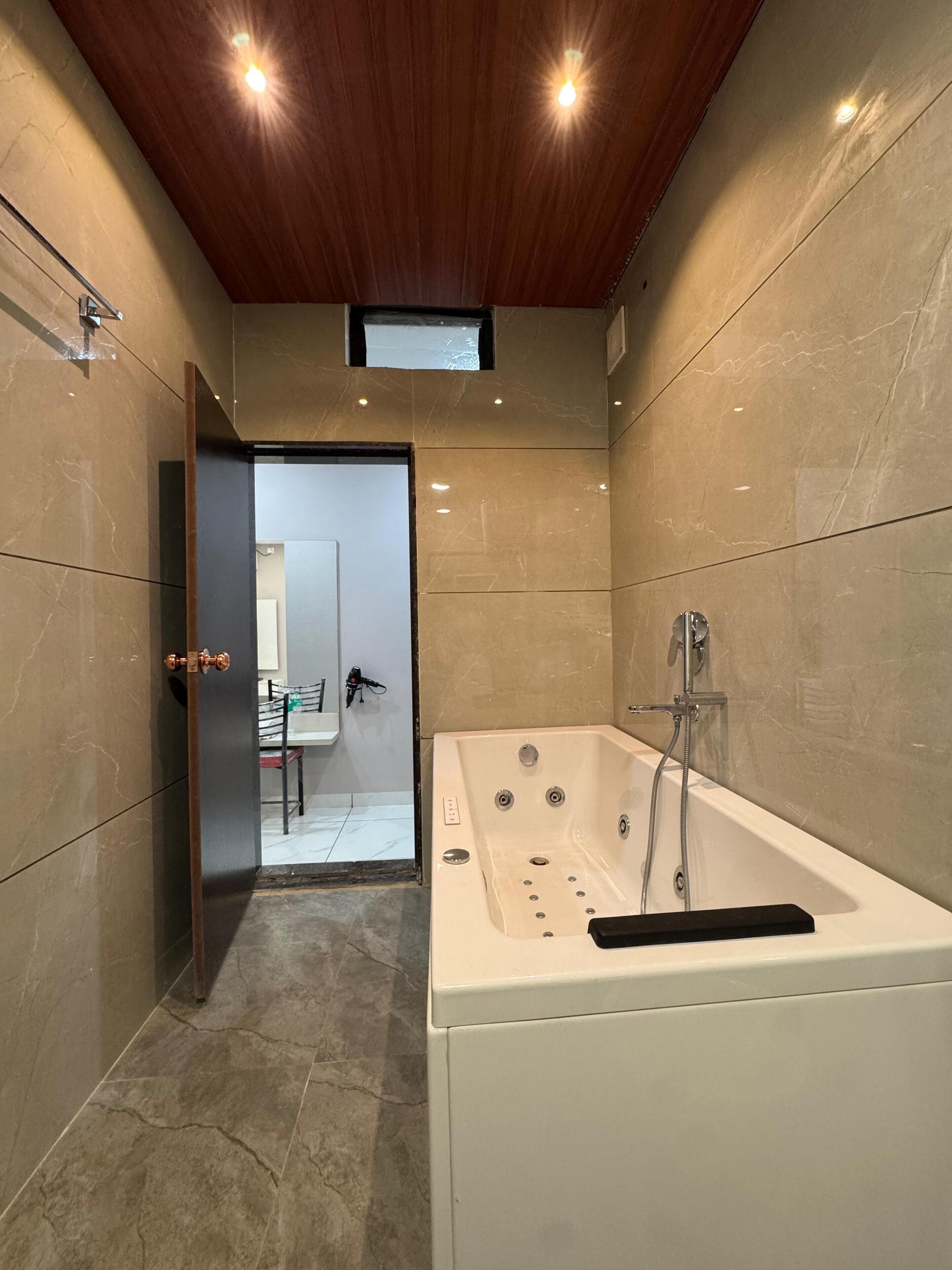 Bañera y ducha independientes, artículos de tocador gratuitos, toallas