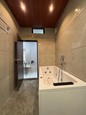 Habitación de lujo doble | Baño | Bañera y ducha independientes y artículos de higiene personal gratuitos