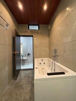Bañera y ducha independientes, artículos de tocador gratuitos, toallas