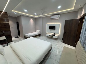 Habitación triple familiar | Escritorio, espacio para trabajar con un portátil, wifi gratis